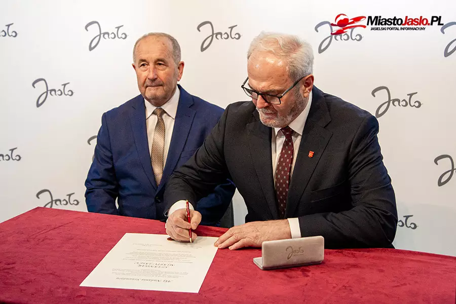 Podpisanie aktu nadania sztandaru dla miasta Jasła