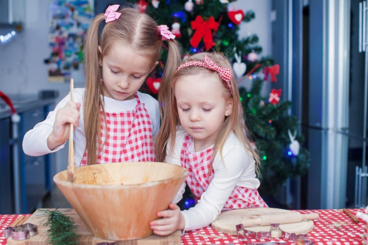Mali pomocnicy Świętego Mikołaja, czyli jak dzieci na Podkarpaciu pomagają w świątecznych przygotowaniach