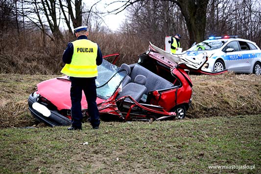 Czołowe zderzenie w Czeluśnicy – jedna osoba zakleszczona w samochodzie!